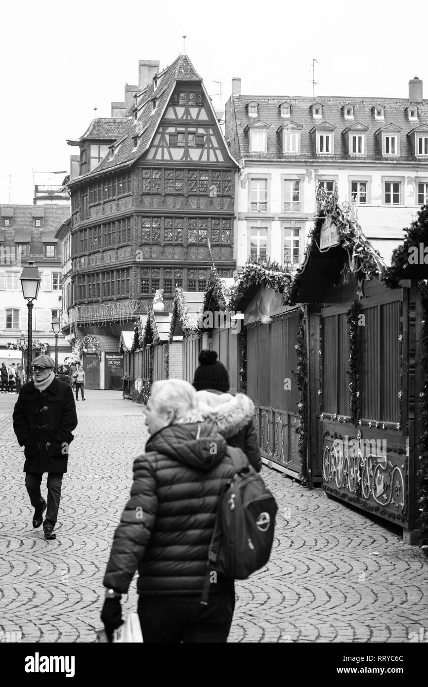 Strasburgo, Francia - Dic 11, 2018: chiuso il Mercatino di Natale a Strasburgo un giorno dopo Cherif Chekatt ucciso almeno due persone e ferendone 12 - bianco e nero Foto Stock