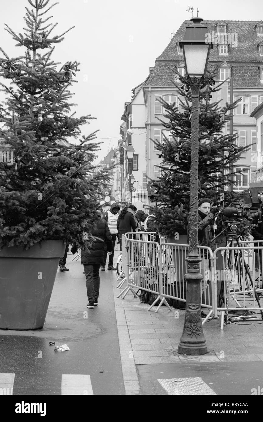 Strasburgo, Francia - Dic 11, 2018: Polizia sorvegliare l'ingresso a Strasburgo il Mercatino di Natale vicino al centro della città di Strasburgo durante le vacanze invernali dopo l attacco terroristico - city center sorveglianza Foto Stock