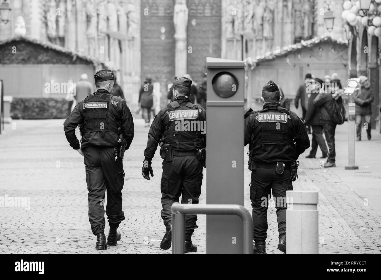 Strasburgo, Francia - Dic 11, 2018: la gendarmeria francese della zona di fissaggio vicino alla cattedrale di Notre Dame, di fronte a una scena del crimine dopo un attacco in Strasbourg Christmas area di mercato Foto Stock