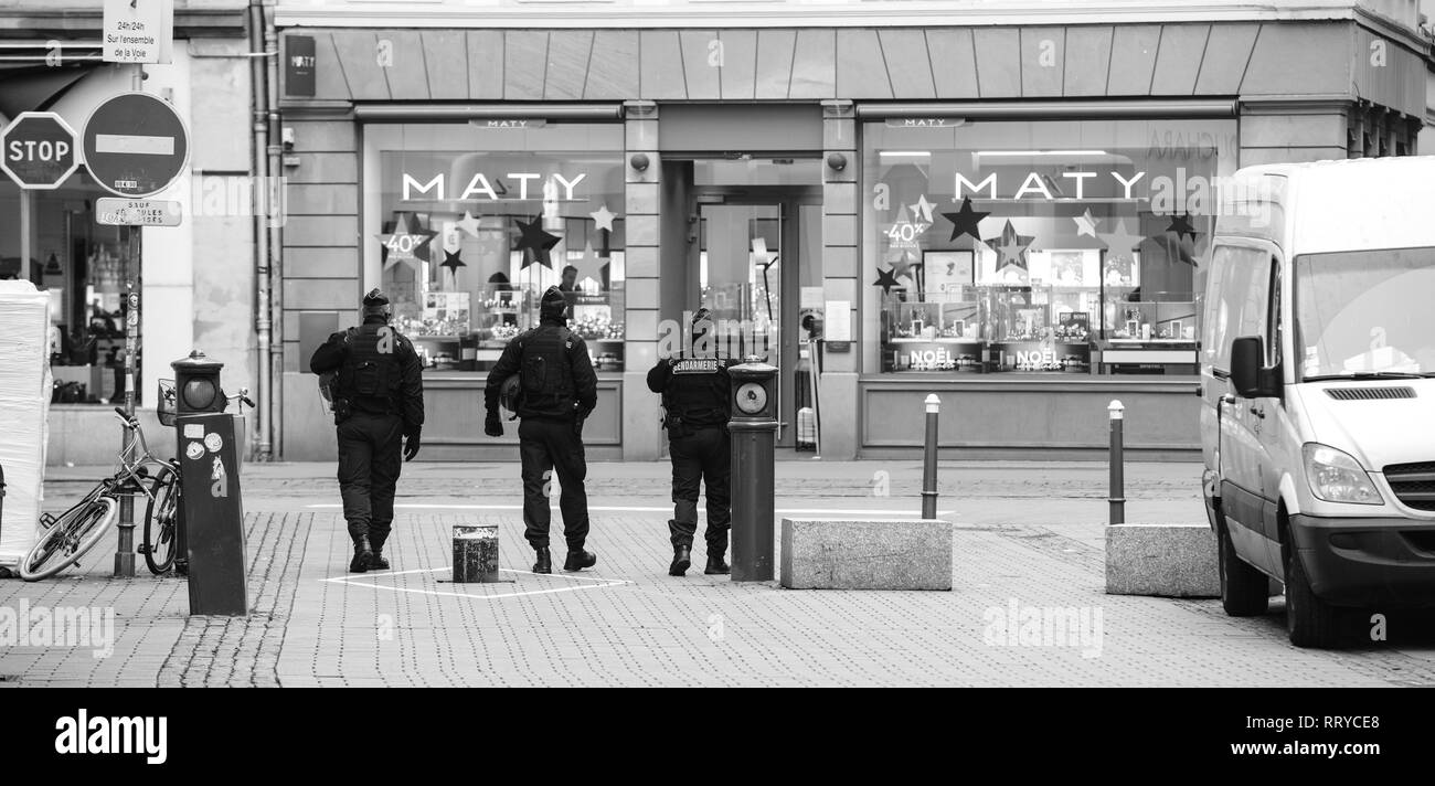 Strasburgo, Francia - Dic 11, 2018: vista posteriore del francese gli ufficiali di polizia che fissano il centro città dopo un attacco terroristico in Strasbourg Christmas area di mercato Foto Stock
