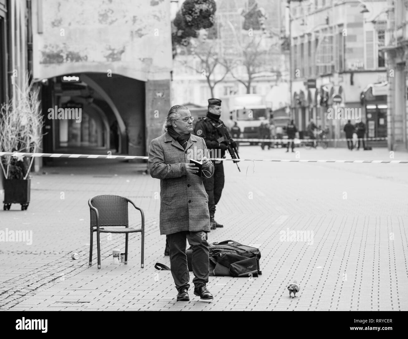 Strasburgo, Francia - Dic 11, 2018: i giornalisti di fronte la gendarmeria francese che fissano Rue des Grandes Arcade di fronte a una scena del crimine dopo un attacco in Strasbourg Christmas area di mercato Foto Stock