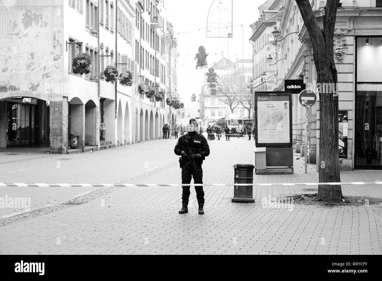 Strasburgo, Francia - Dic 11, 2018: la gendarmeria francese che fissano Rue des Grandes Arcade di fronte a una scena del crimine dopo un attacco in Strasbourg Christmas area di mercato Foto Stock