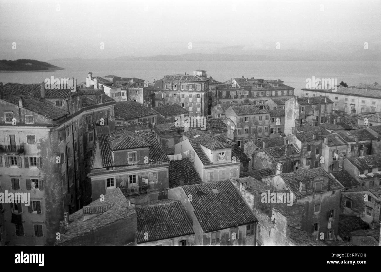 Griechenland, Grecia - Blick über Korfu zum Meer hin, Griechenland, 1950er Jahre. Vista su Korfu all'oceano, Grecia, 1950s. Foto Stock