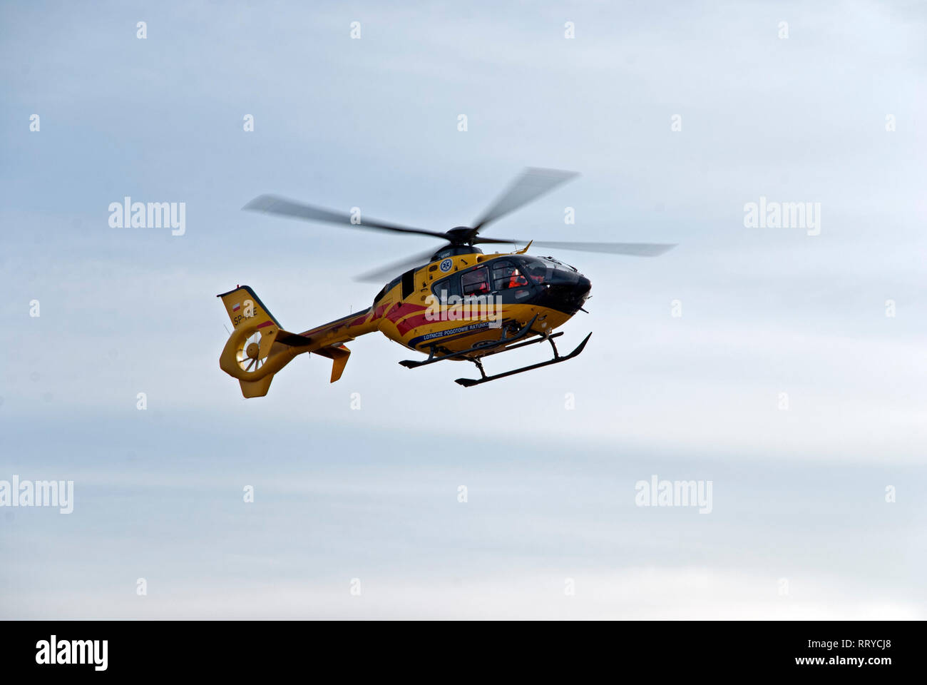 Elicottero del polacco Medical Air Rescue - Polacco Lotnicze Pogotowie Ratunkowe. L'elicottero si avvicina all'atterraggio. Foto Stock