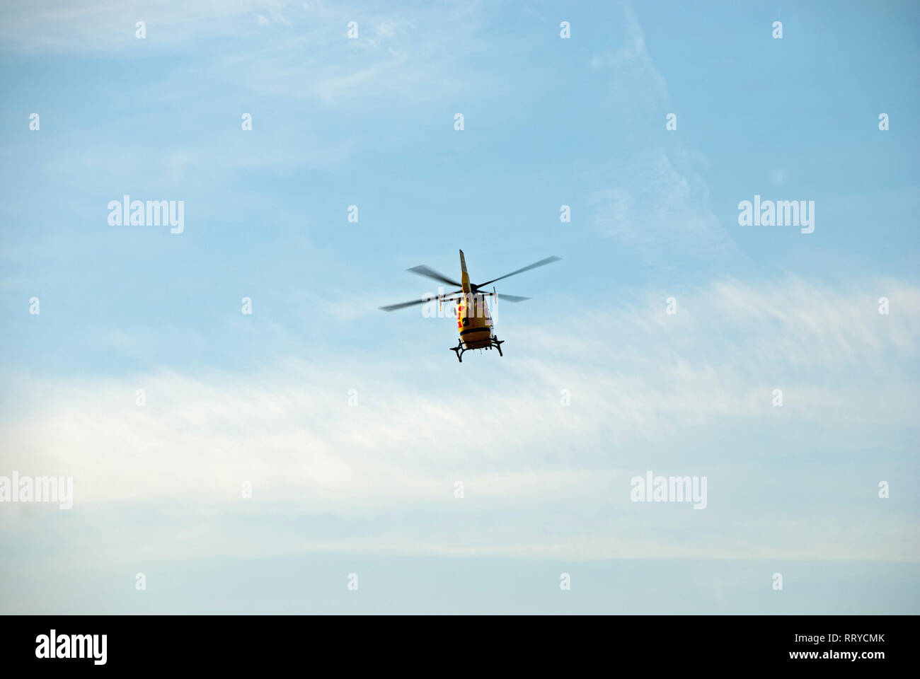 Elicottero del polacco Medical Air Rescue - Polacco Lotnicze Pogotowie Ratunkowe. L'elicottero si vola. Foto Stock
