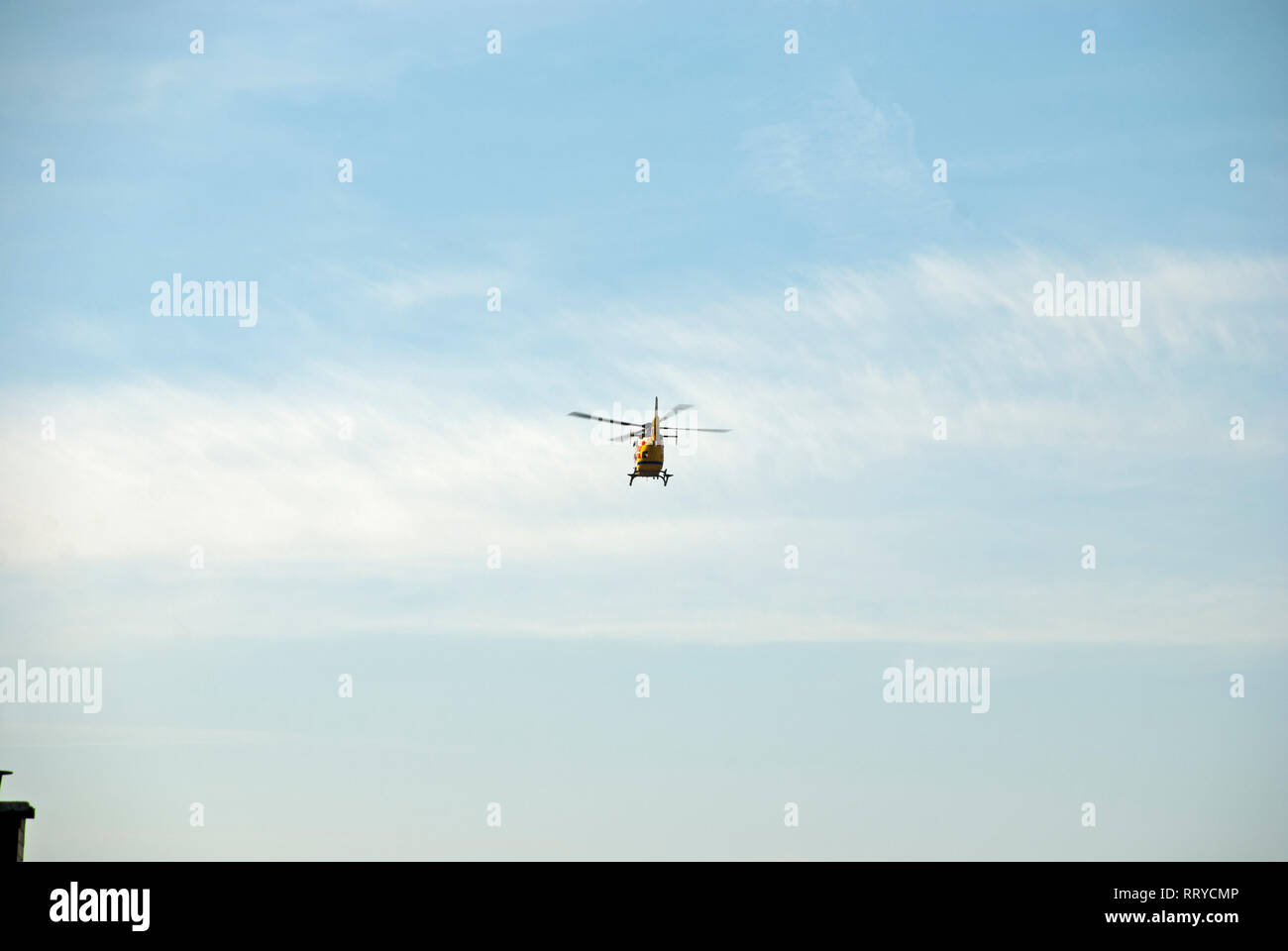 Elicottero del polacco Medical Air Rescue - Polacco Lotnicze Pogotowie Ratunkowe. L'elicottero si vola. Foto Stock