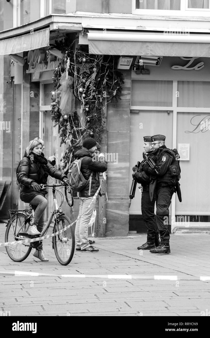Strasburgo, Francia - Dic 11, 2018: la gendarmeria francese che fissano Rue du Saumon zona di una scena del crimine dopo un attacco terroristico in Strasbourg Christmas market area - bianco e nero Foto Stock