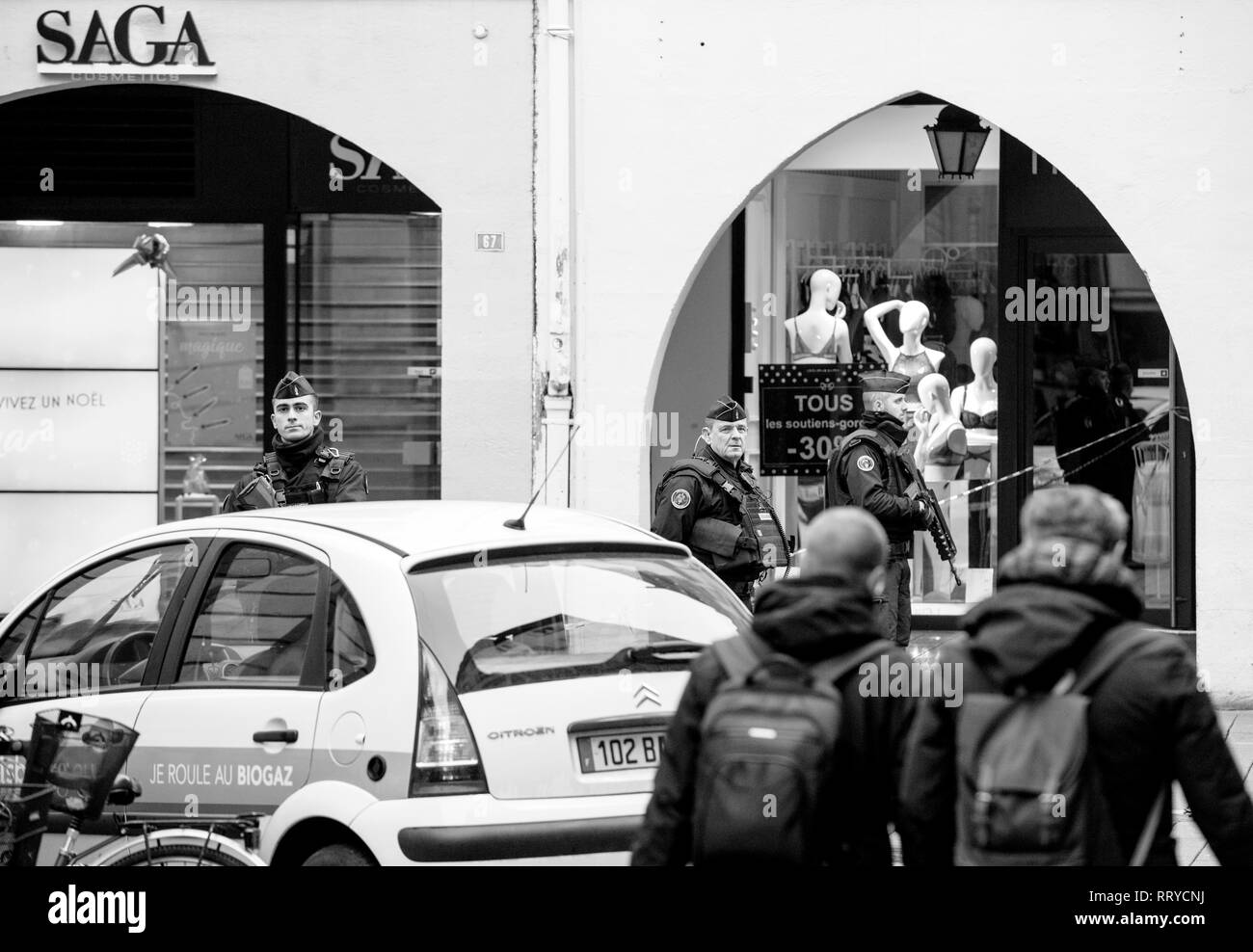 Strasburgo, Francia - Dic 11, 2018: vista posteriore dei pedoni la gendarmeria francese che fissano Rue des Grandes Arcade di fronte a una scena del crimine dopo un attacco in Strasbourg Christmas area di mercato Foto Stock
