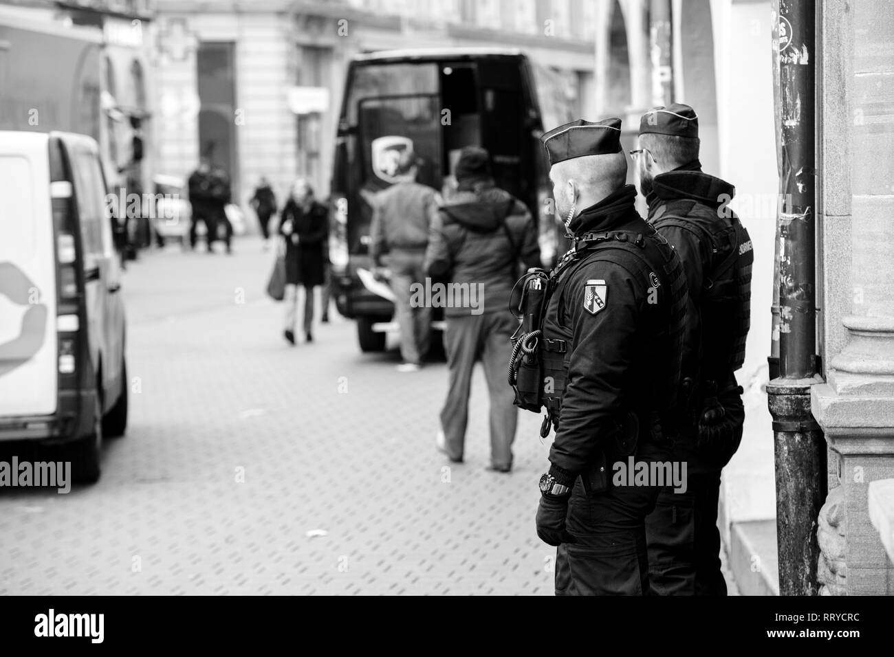Strasburgo, Francia - Dic 11, 2018: la gendarmeria francese che fissano Rue des Grandes Arcade di fronte a una scena del crimine dopo un attacco in Strasbourg Christmas market area - bianco e nero Foto Stock