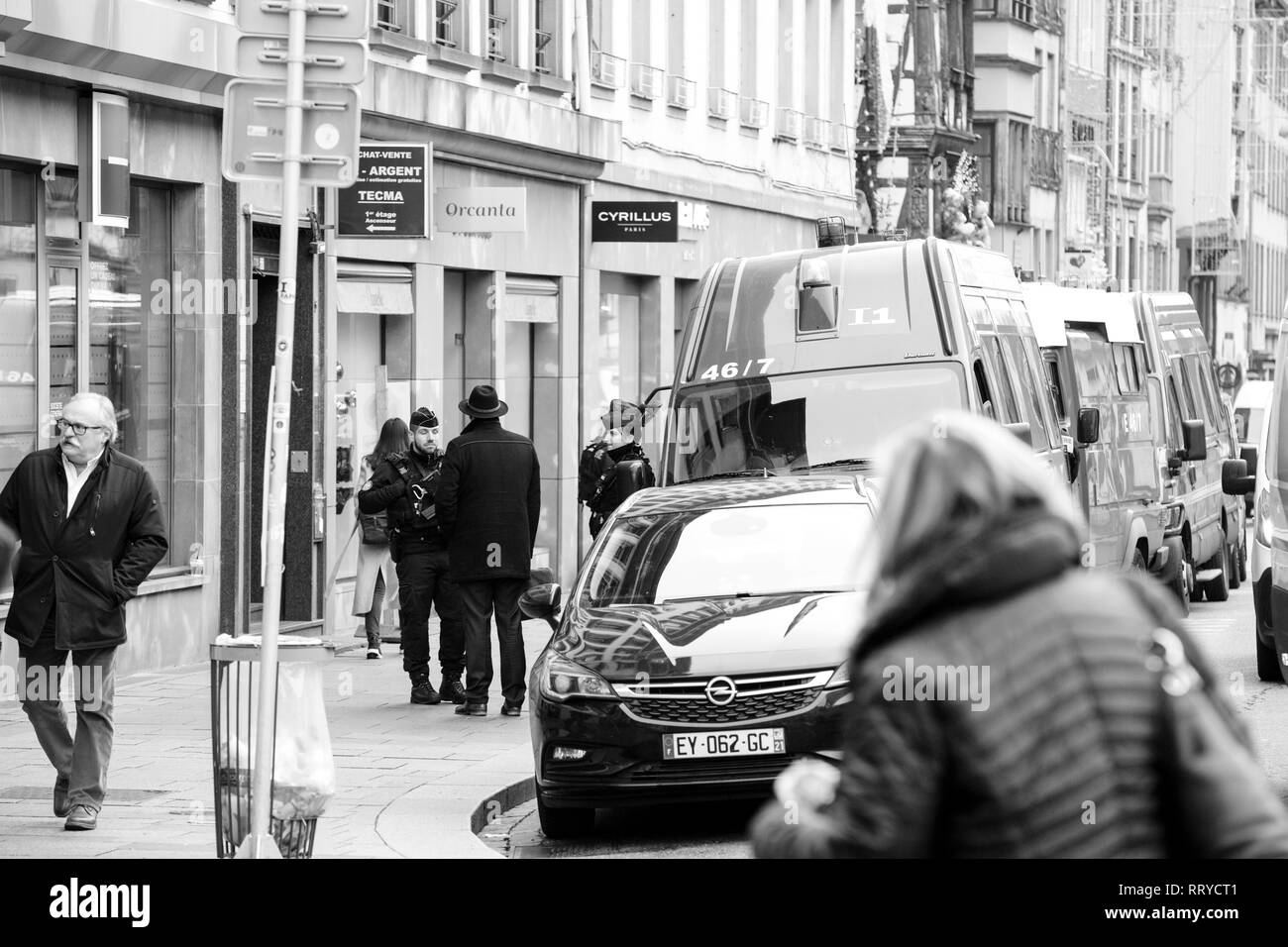 Strasburgo, Francia - Dic 11, 2018: la polizia francese di furgoni e funzionari di polizia che fissano Place Gutenberg piazza vicino alla scena del crimine dopo un attacco in Strasbourg Christmas area di mercato Foto Stock