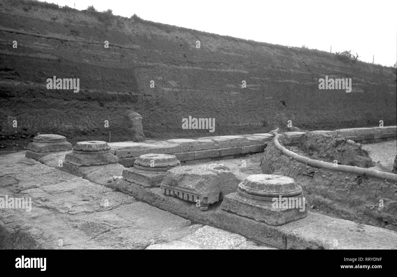 Griechenland, Grecia - Säulenschäfte in einer archäologischen Fundzone, Griechenland, 1950er Jahre. Gli alberi di colonna in corrispondenza di un sito archeologico, Grecia, 1950s. Foto Stock