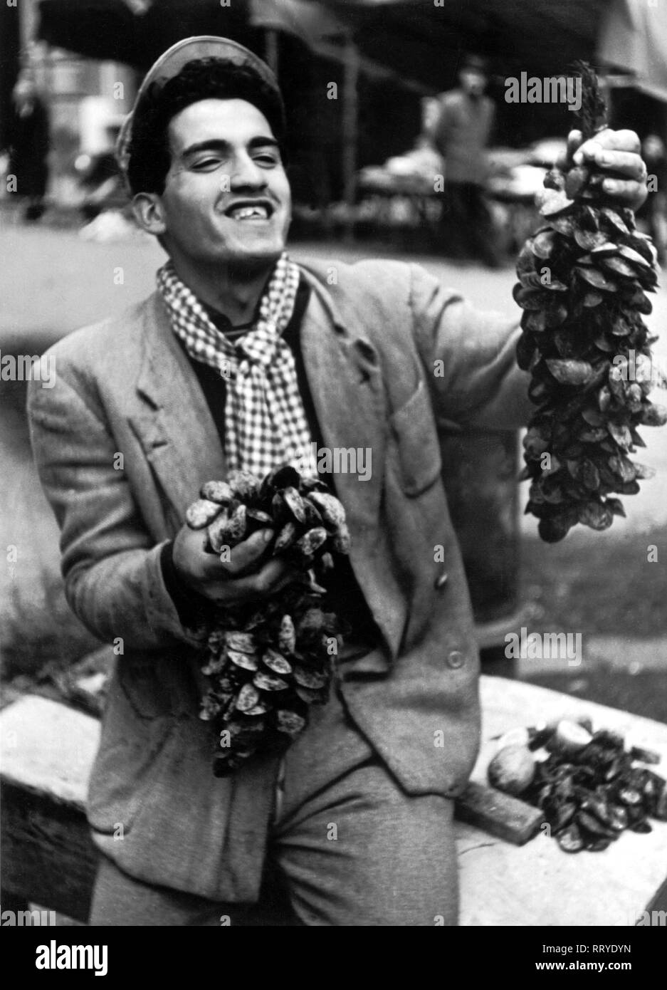 Viaggi a Roma - Italia negli anni cinquanta - Mercato del Pesce di Roma, l'uomo la vendita di cozze. Fischhändler Muscheln verkauft auf dem Markt in Rom, Italien. Data dell'immagine 1954. Foto Erich Andres Foto Stock