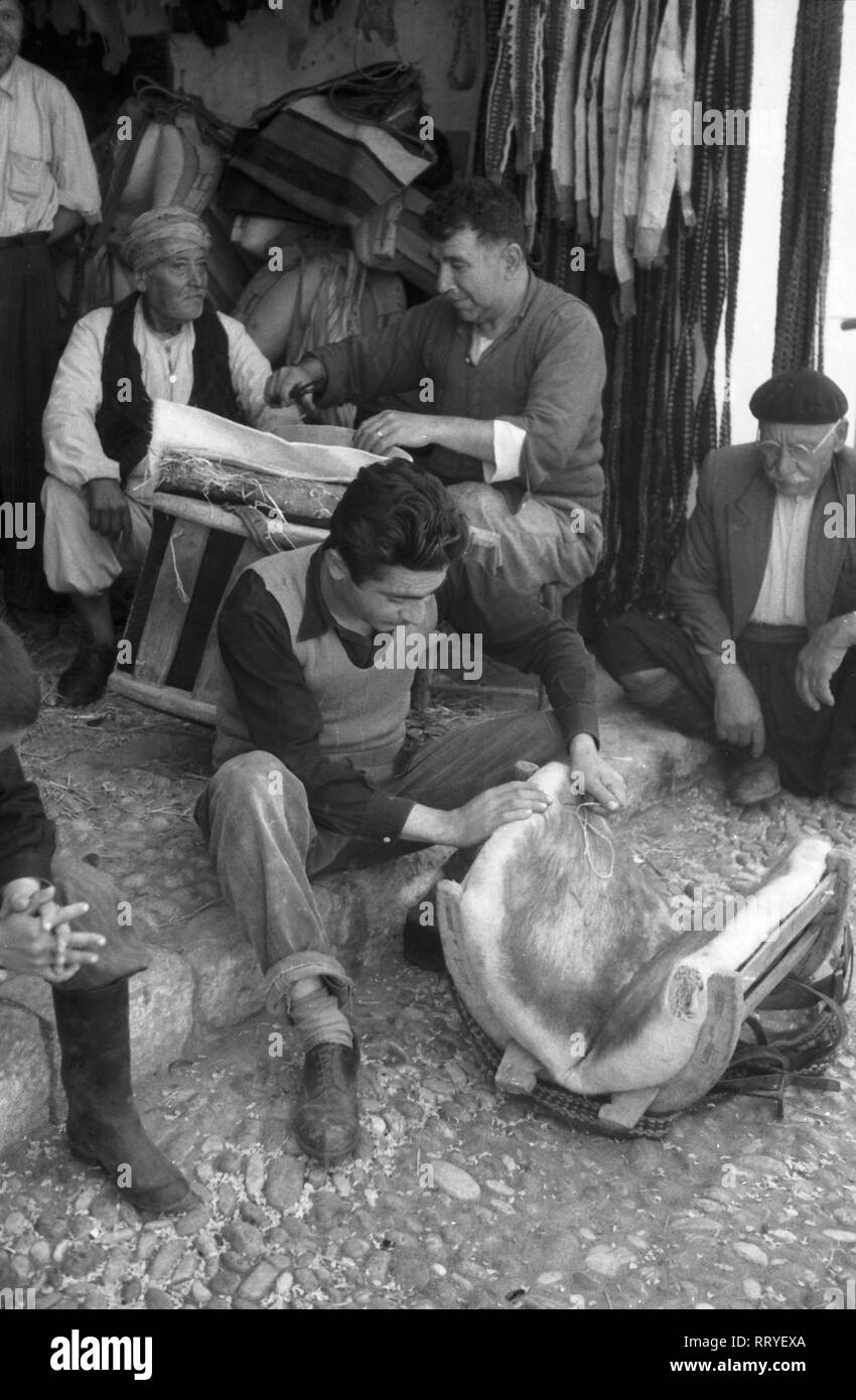 Griechenland, Grecia - Männer arbeiten in einer Sattlerei in Griechenland, 1950er Jahre. Uomini al lavoro in una selleria in Grecia, 1950s. Foto Stock