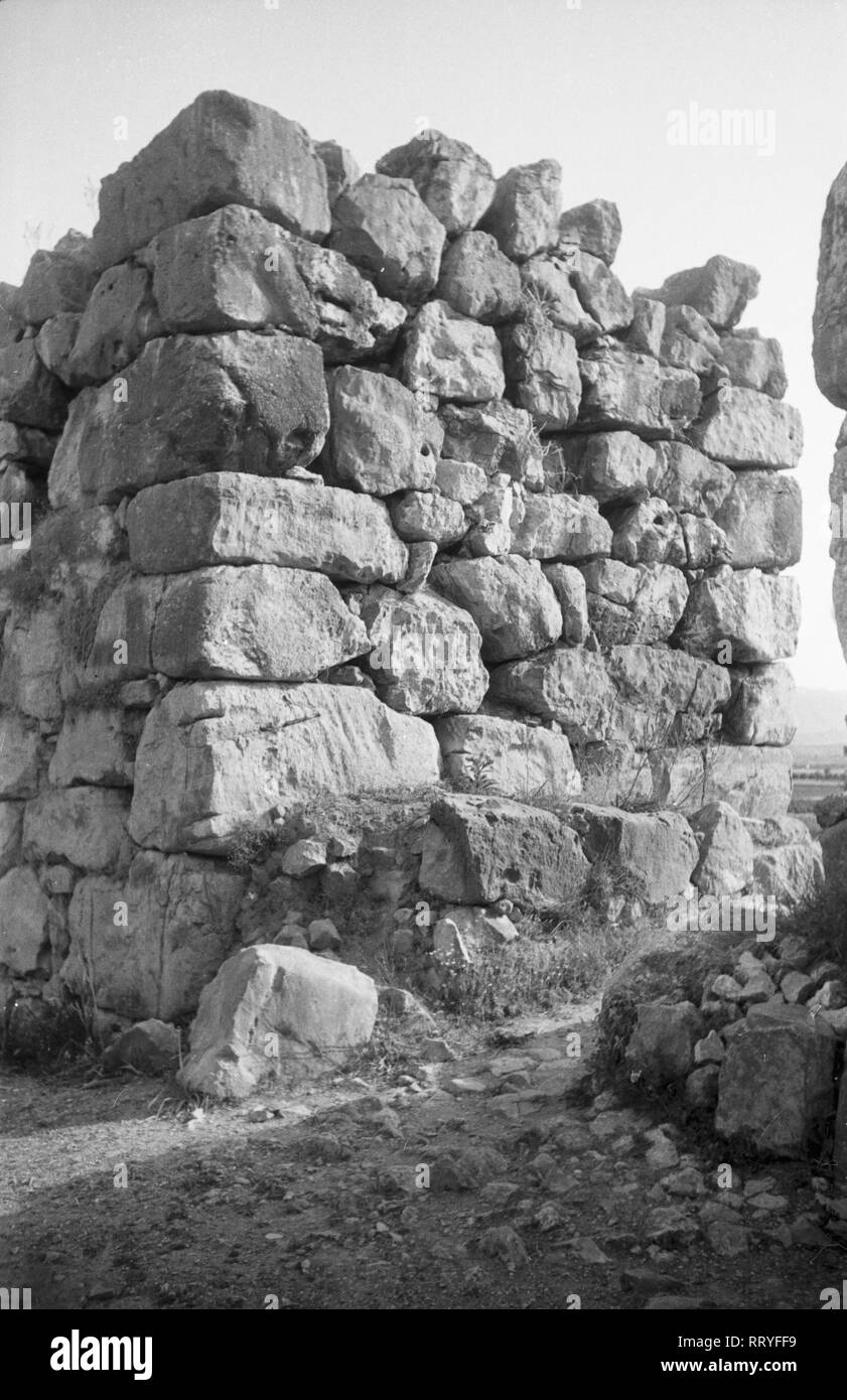 Griechenland, Grecia - Überreste eines alten Wachturms nahe eines landwirtschaftlichen Gebiets in Griechenland, 1950er Jahre. I resti di una torre di avvistamento in prossimità di una zona agricola in Grecia, 1950s. Foto Stock