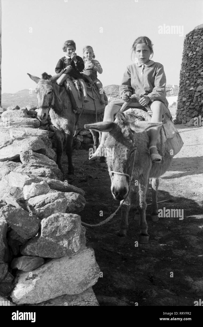 Griechenland, Grecia - Kinder sitzen auf Ihren Eseln in Griechenland, 1950er Jahre. Bambini seduti sui loro asini in Grecia, 1950s. Foto Stock