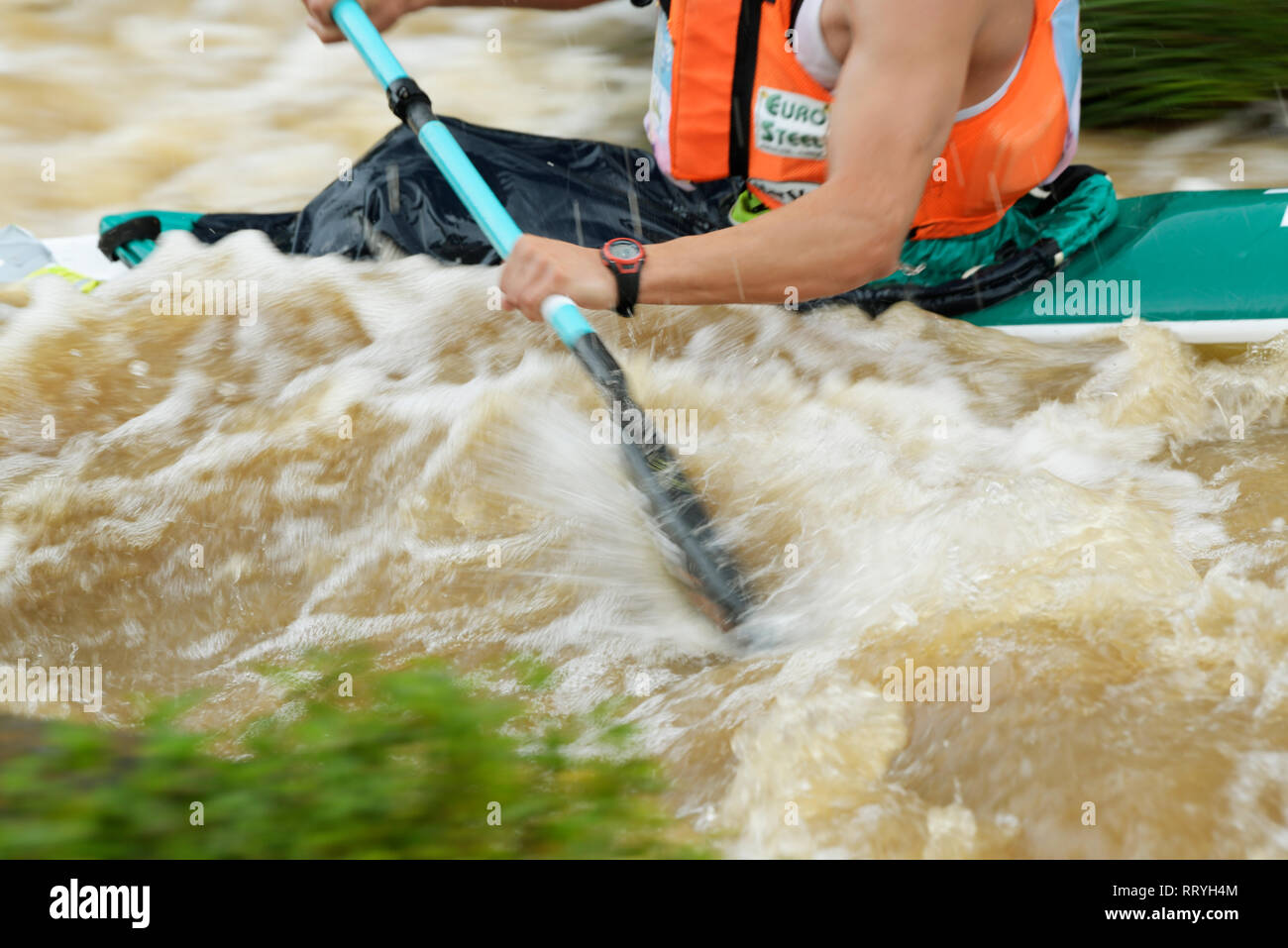 Durban, KwaZulu-Natal, Sud Africa, uomo adulto, paddle corsa, canoa, whitewater, 2019 FNB Dusi canoa maratona, persone, canottaggio, le sfocature Foto Stock