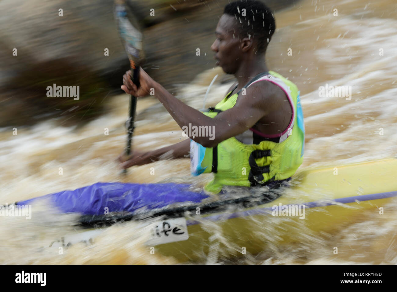 Durban, KwaZulu-Natal, Sud Africa, sfocatura, uomo adulto in canoa sul fiume, concorrente, 2019 Dusi canoa maratona, paddle, persone, azione Foto Stock