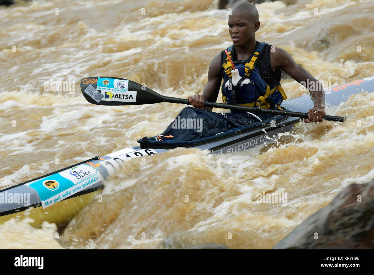 Durban, KwaZulu-Natal, Sud Africa, singolo uomo adulto canoa kayak, concorrente, 2019, Dusi canoa maratona, azione, motion, concorrenza Foto Stock