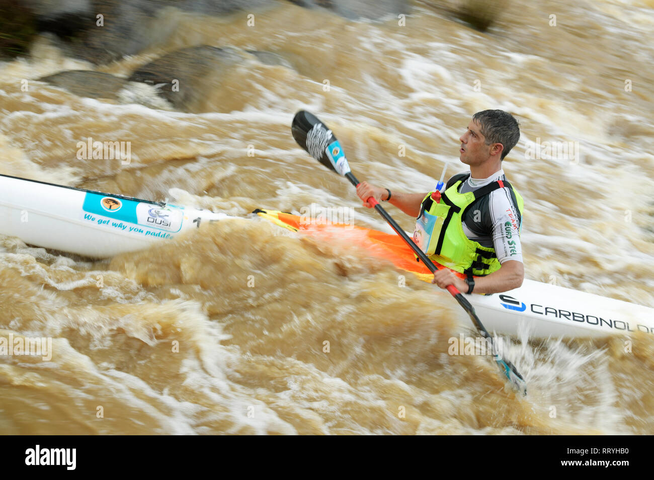 Durban, KwaZulu-Natal, Sud Africa, singolo uomo adulto canoa in White Water Rapids, Day 1, 2019 Dusi canoa maratona, persone, paddle, missione Rapids Foto Stock
