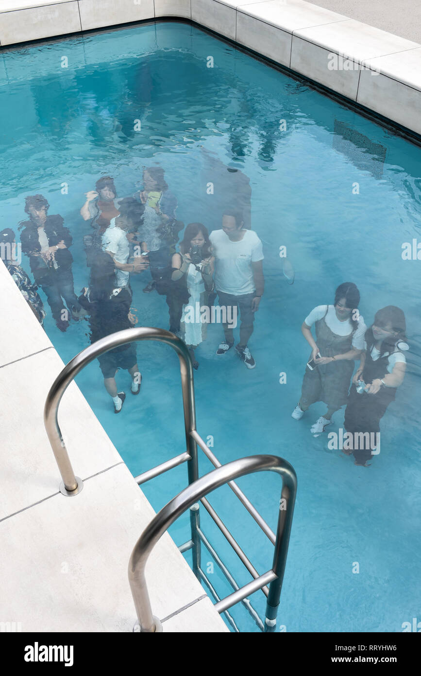 La piscina, artista Leandro Erlich, permanentemente esposta al XXI secolo Museo di Arte Contemporanea, Kanazawa, Giappone Foto Stock