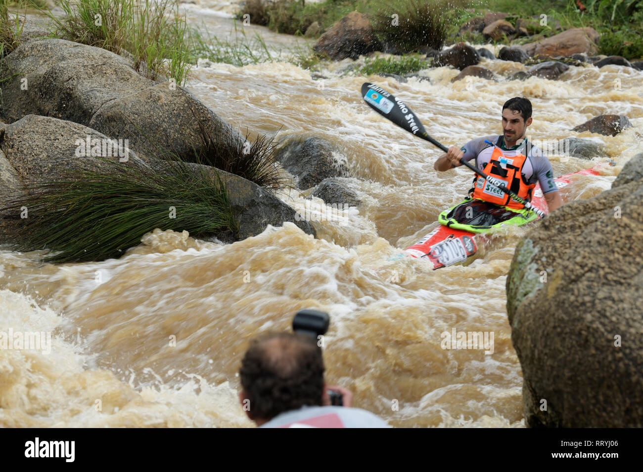 Durban, KwaZulu-Natal, Sud Africa, sport, singolo uomo adulto paddling attraverso white water rapids, canoa, 2019 Duzi canoa maratona, persone, paddle Foto Stock