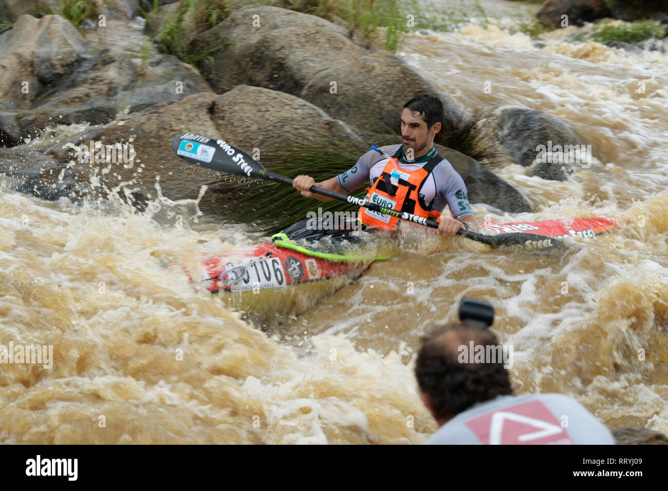 Durban, KwaZulu-Natal, Sud Africa, uomo adulto in canoa attraverso il fiume rapids, concorrente, 2019 Dusi canoa maratona, persone, paddle, whitewater Foto Stock