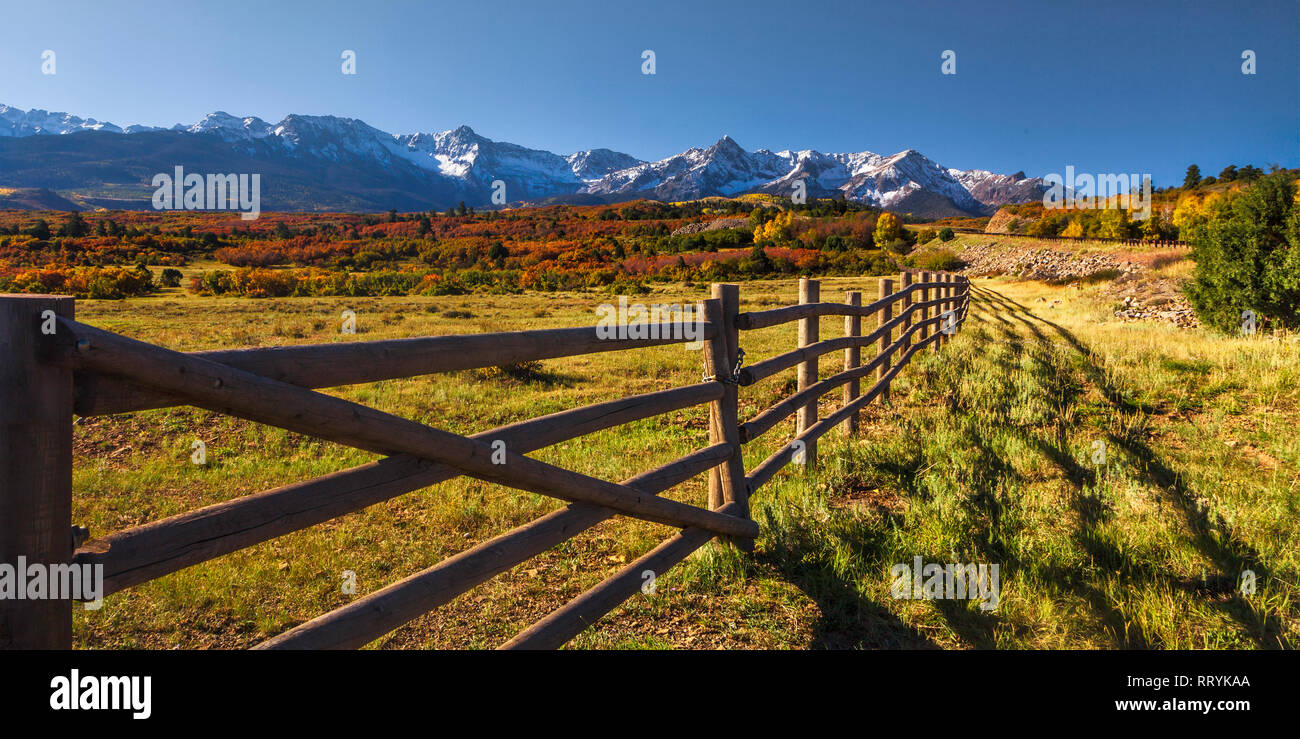 Campo di Colorado e San Juan Mountains in autunno Foto Stock