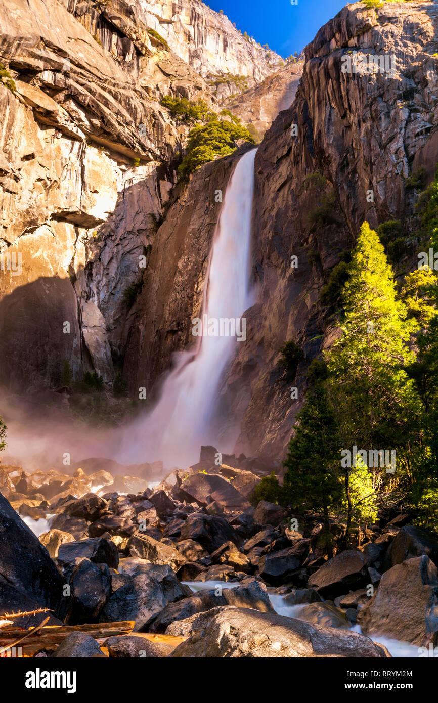 Arcobaleno nella parte anteriore inferiore di Yosemite Falls Foto Stock