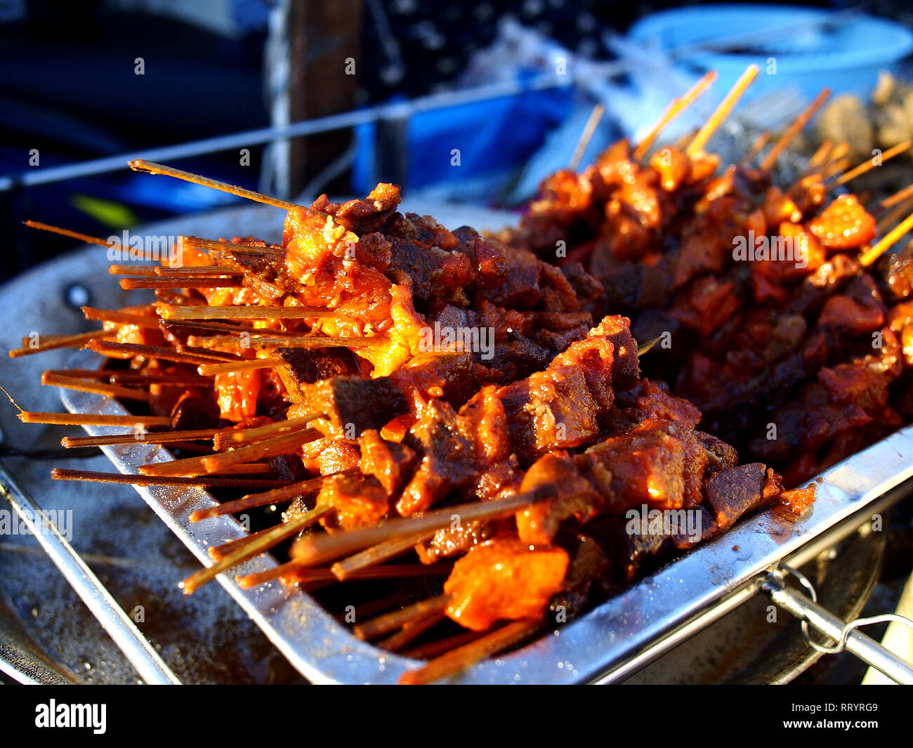 Vicino la foto di un filippino cucina di strada chiamato Bopis o manzo tritato legamenti su barbecue bastoncini venduti per strada carrelli di cibo Foto Stock
