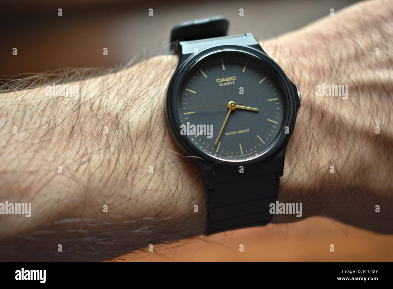 Vista ravvicinata di indossare al polso CASIO MQ24 Guarda Foto stock - Alamy