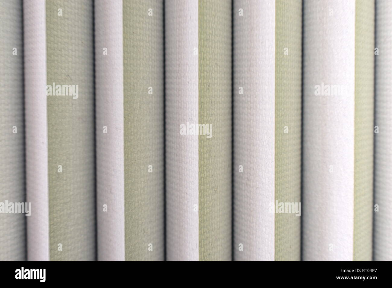 Foto di sfondo di linee verticali che appartengono al tessuto grigio persiane Foto Stock