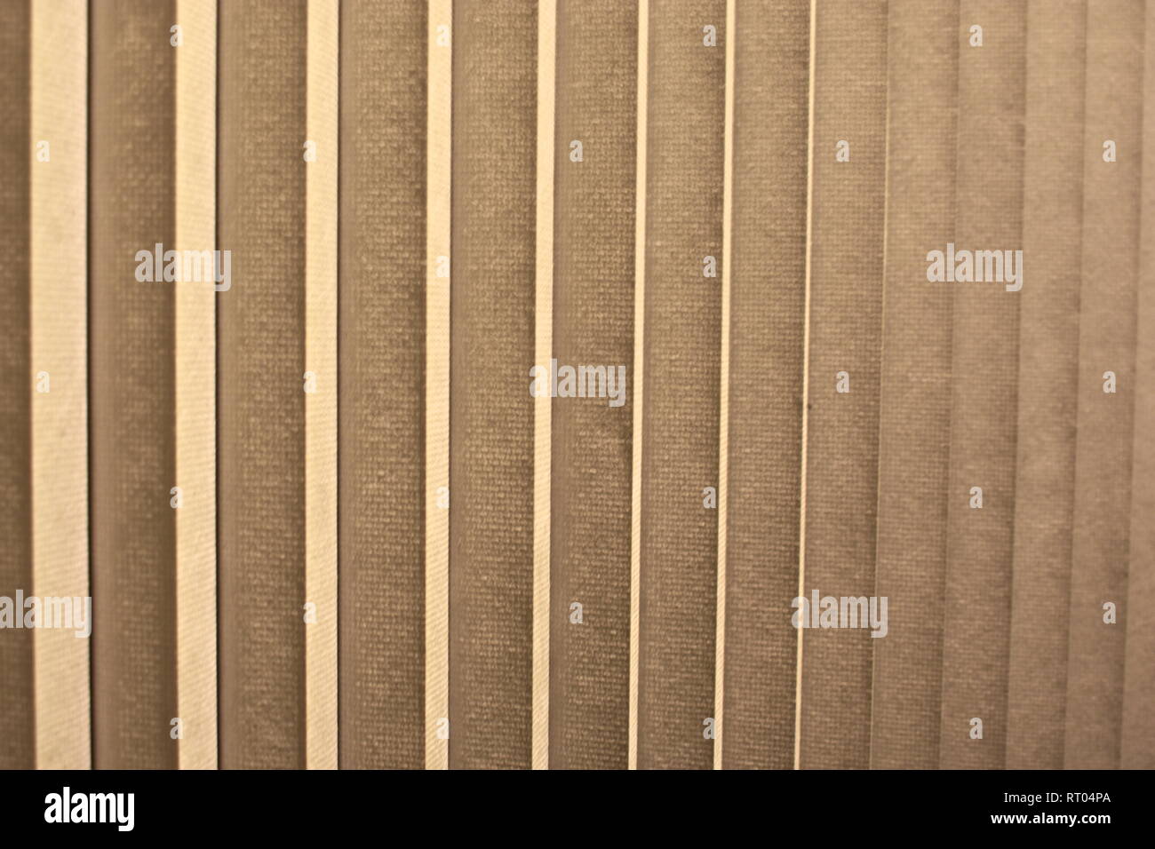 Foto di sfondo di linee verticali che appartengono al panno giallo persiane Foto Stock