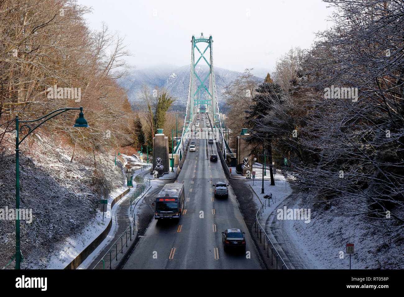 Vancouver Lions Gate Bridge, che guarda a nord verso le montagne, Vancouver, British Columbia, Canada Foto Stock