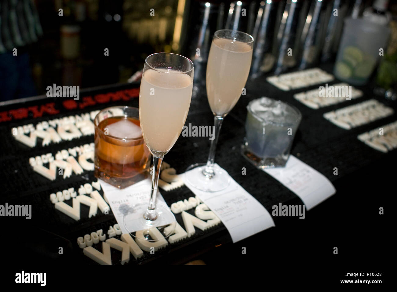 Vari cocktail seduti sulla cima di una tabella durante un cocktail party. Foto Stock