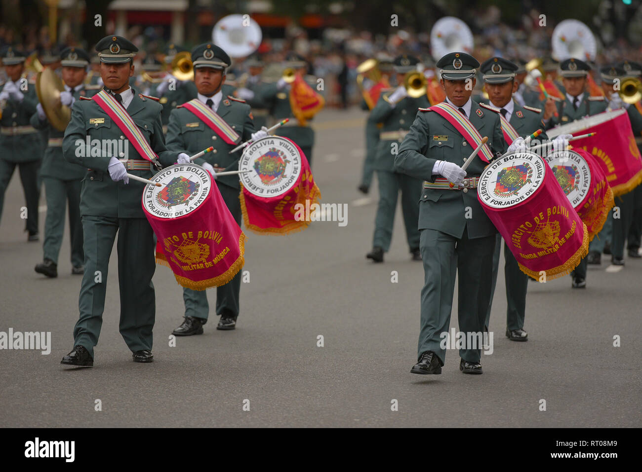 Buenos Aires, Argentina - 11 LUG 2016: Membri del boliviano banda militare esegue la parata durante le celebrazioni del bicentenario anniversa Foto Stock
