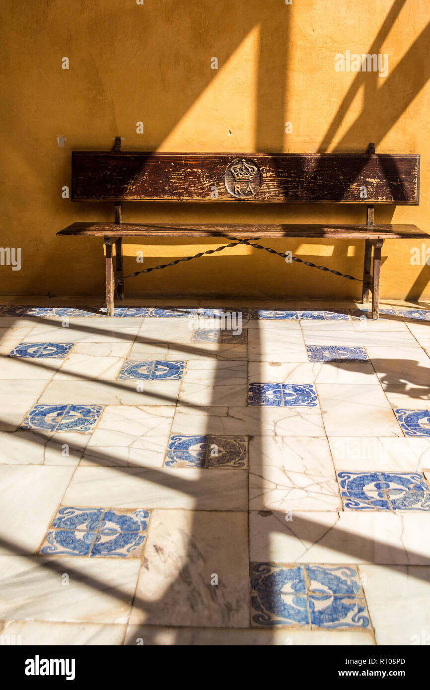 Un banco di ornati con un forte moresco influenza artistica, nel ante sala del palazzo di Alcazar, Siviglia, Spagna. Foto Stock