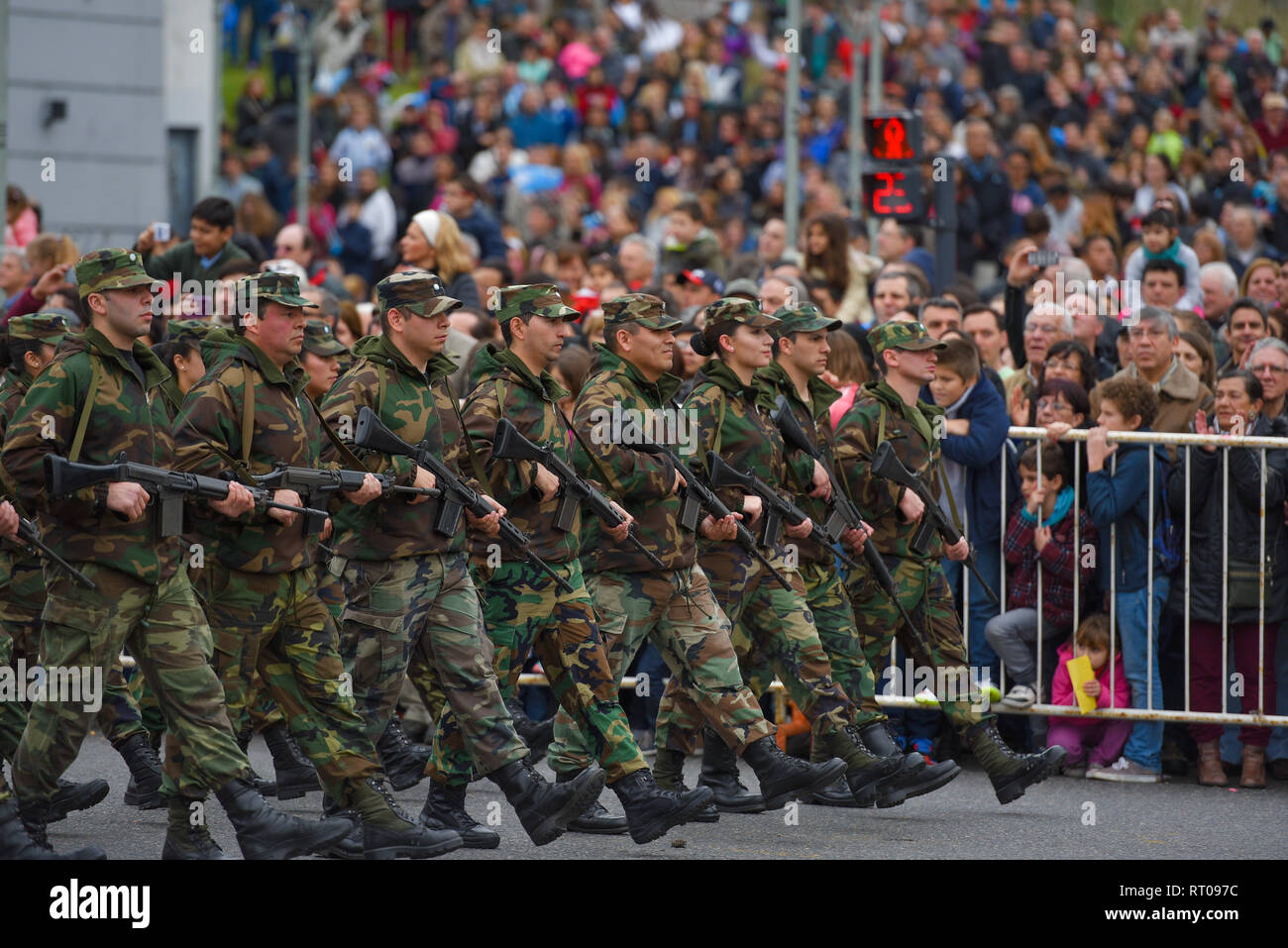 Buenos Aires, Argentina - 11 LUG 2016: Esercito Argentino forze alla parata militare durante le celebrazioni del bicentenario della Argentinea Foto Stock