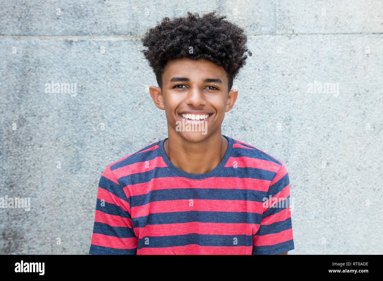 Ritratto di un americano africano giovane adulto uomo all'aperto in estate Foto Stock