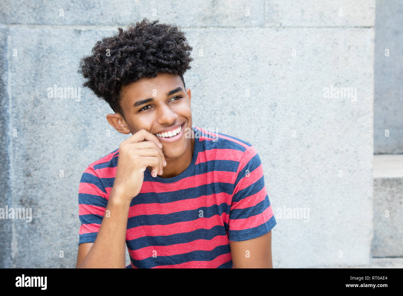 Ridendo americano africano giovane adulto uomo all'aperto in estate Foto Stock