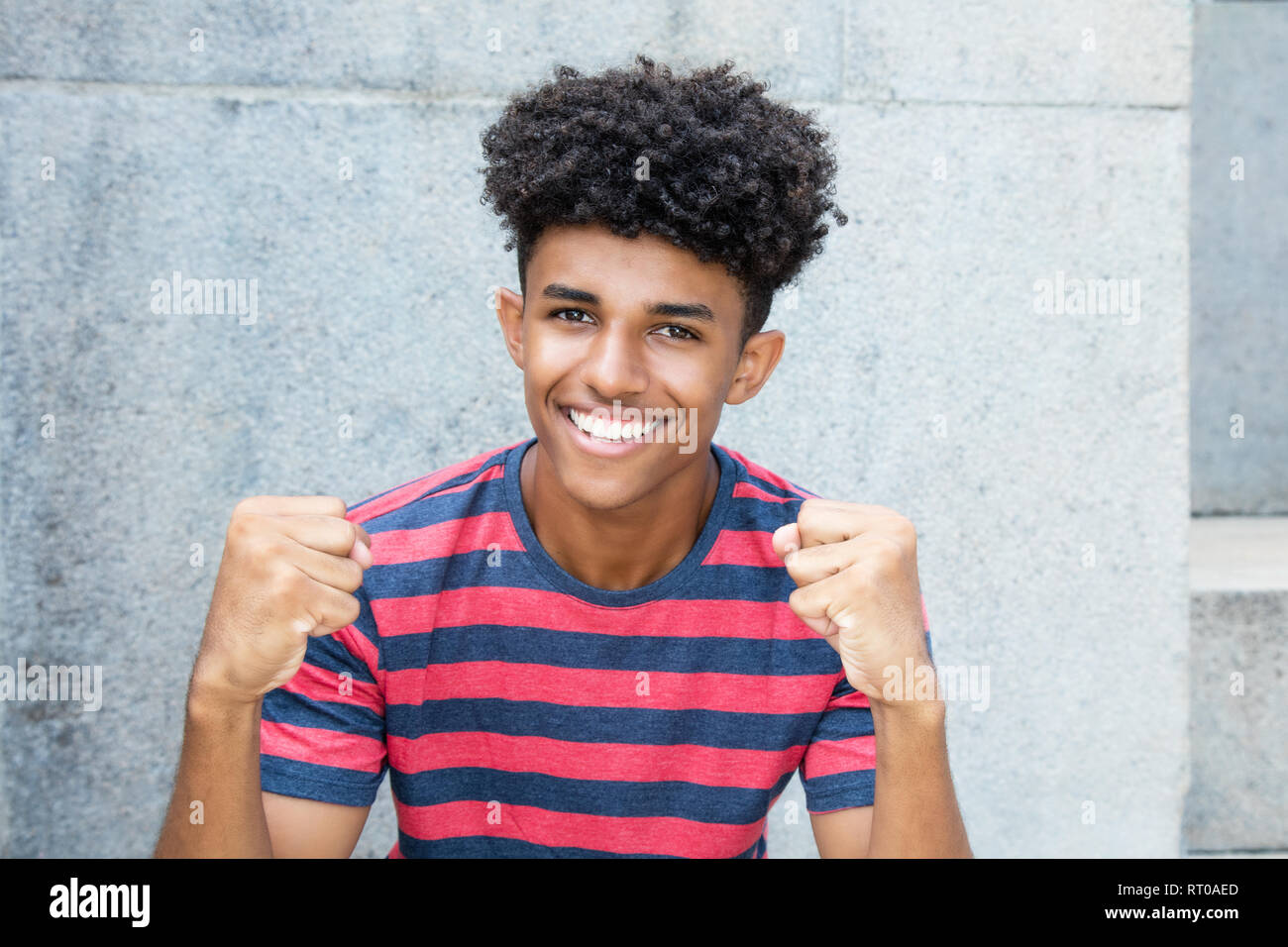 Il tifo americano africano giovane adulto uomo all'aperto in estate Foto Stock