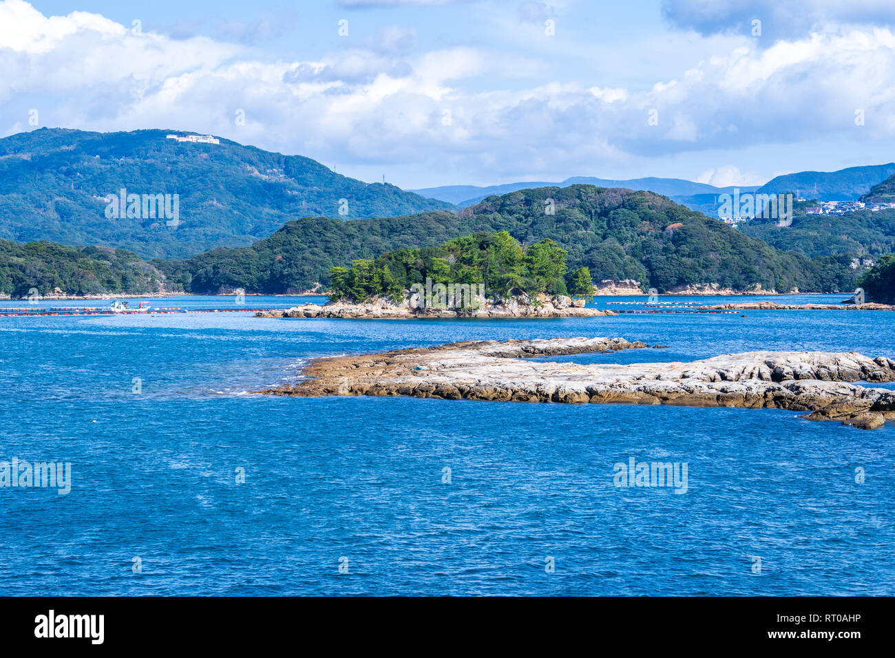 Molte piccole isole oltre l'oceano blu in giornata soleggiata, famoso Kujukushima(99 isole) pearl sea resort isolotto di Sasebo Saikai National Park, di Nagasaki, K Foto Stock