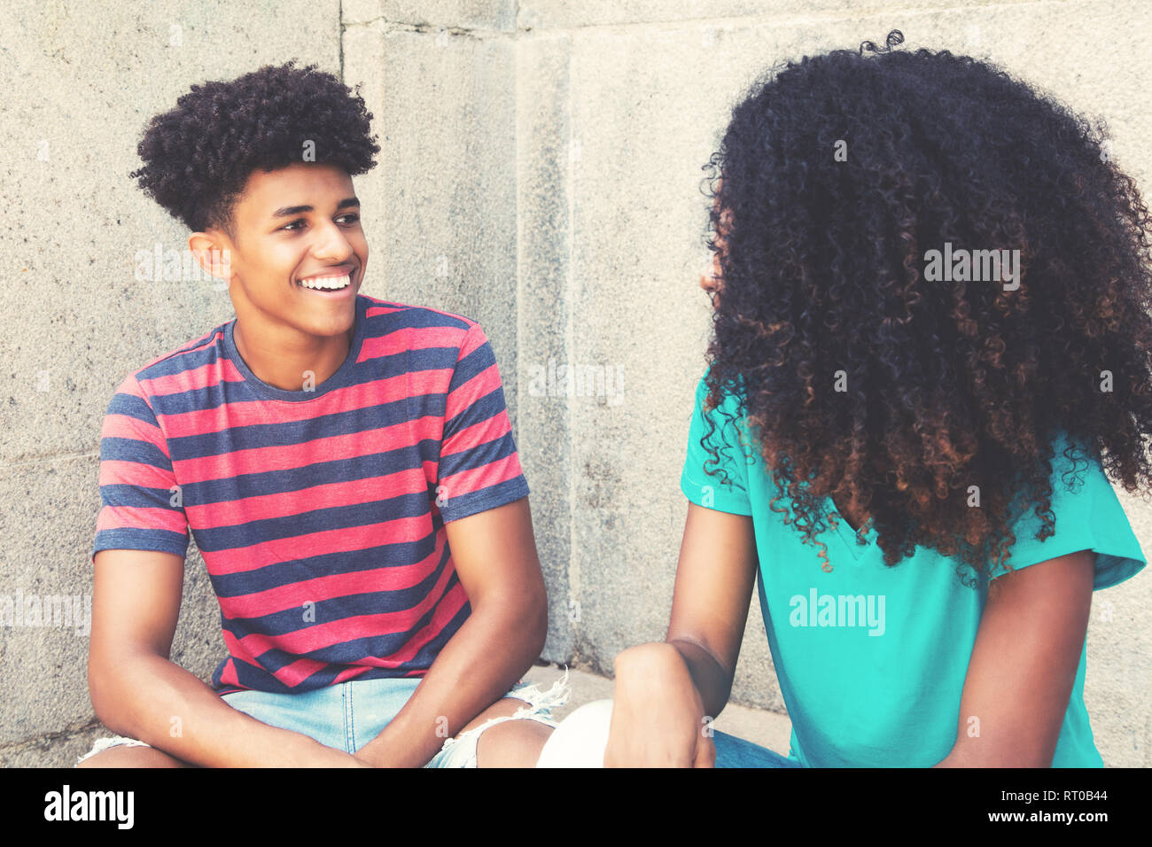 African American giovane adulto hipster uomo flirtare con la donna all'aperto in vintage look rétro Foto Stock