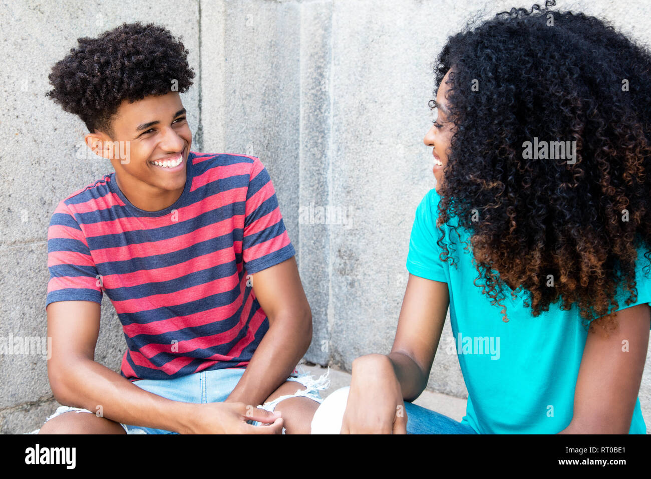 African American teens avere divertimento all'aperto in estate Foto Stock
