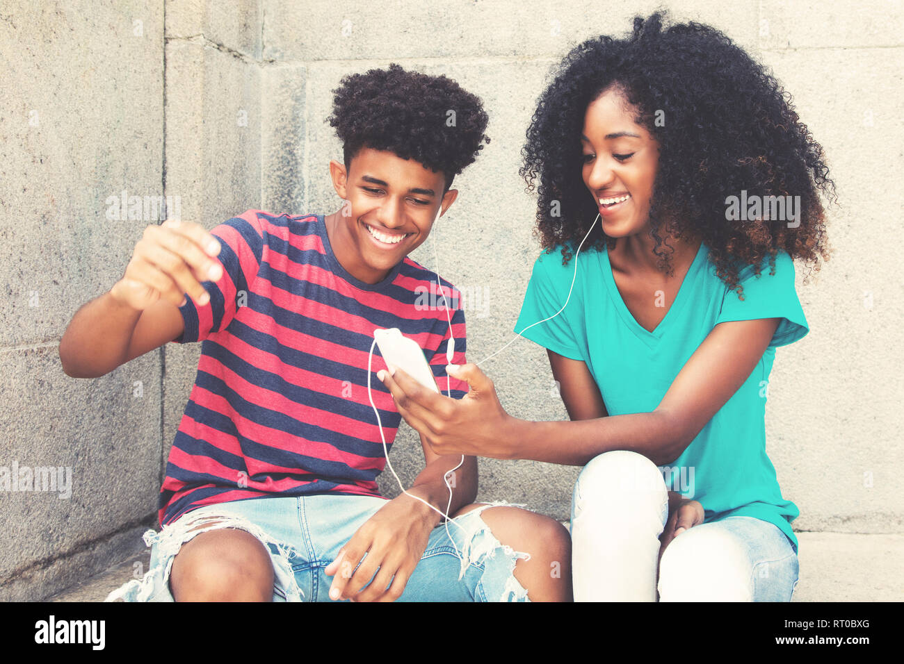 African American giovane adulto giovane ama la musica all'aperto in vintage look rétro Foto Stock