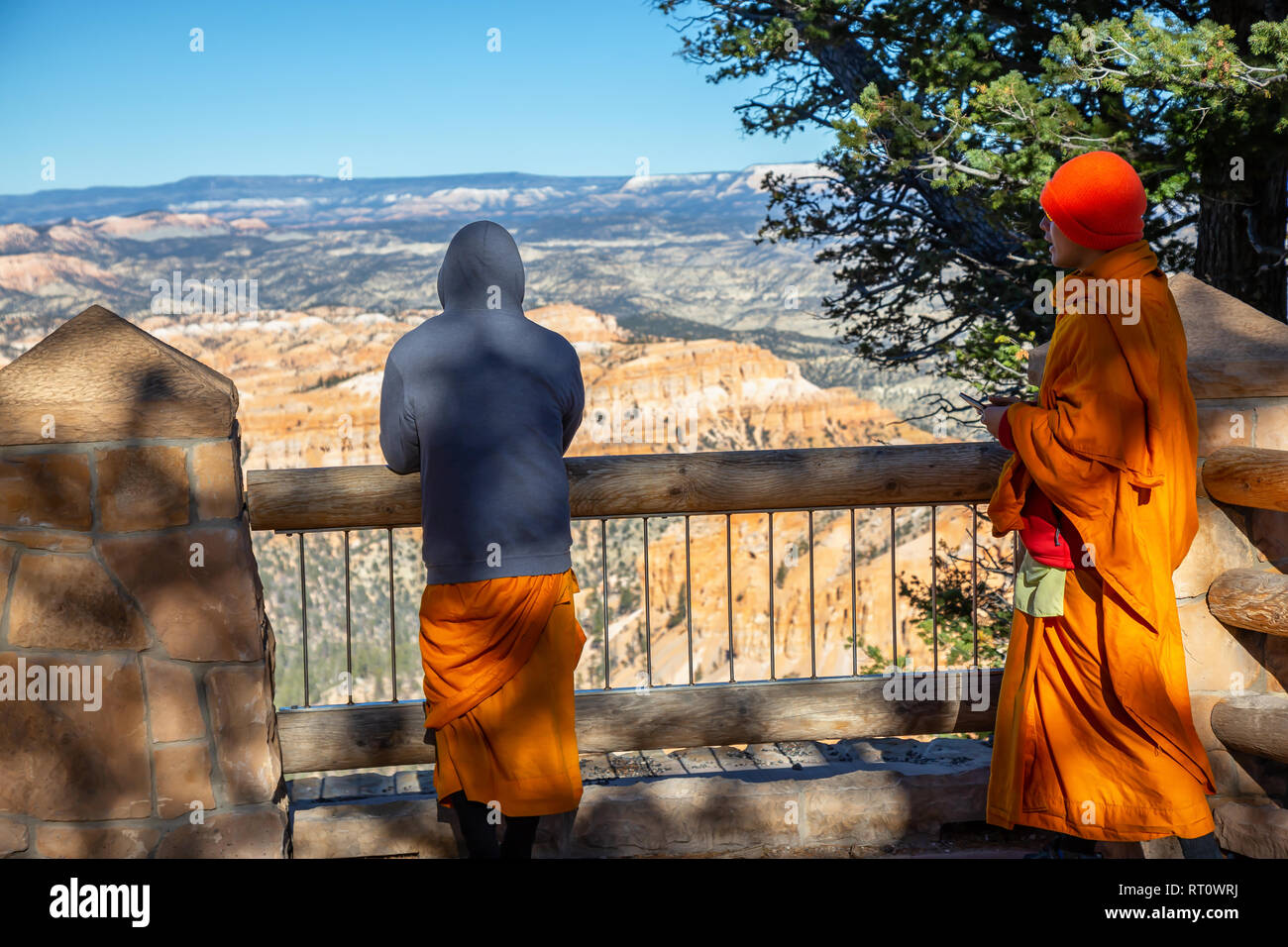Parco Nazionale di Bryce Canyon, Utah, Stati Uniti - Novembre 12, 2018: i monaci buddisti stanno visitando la American National Park. Foto Stock