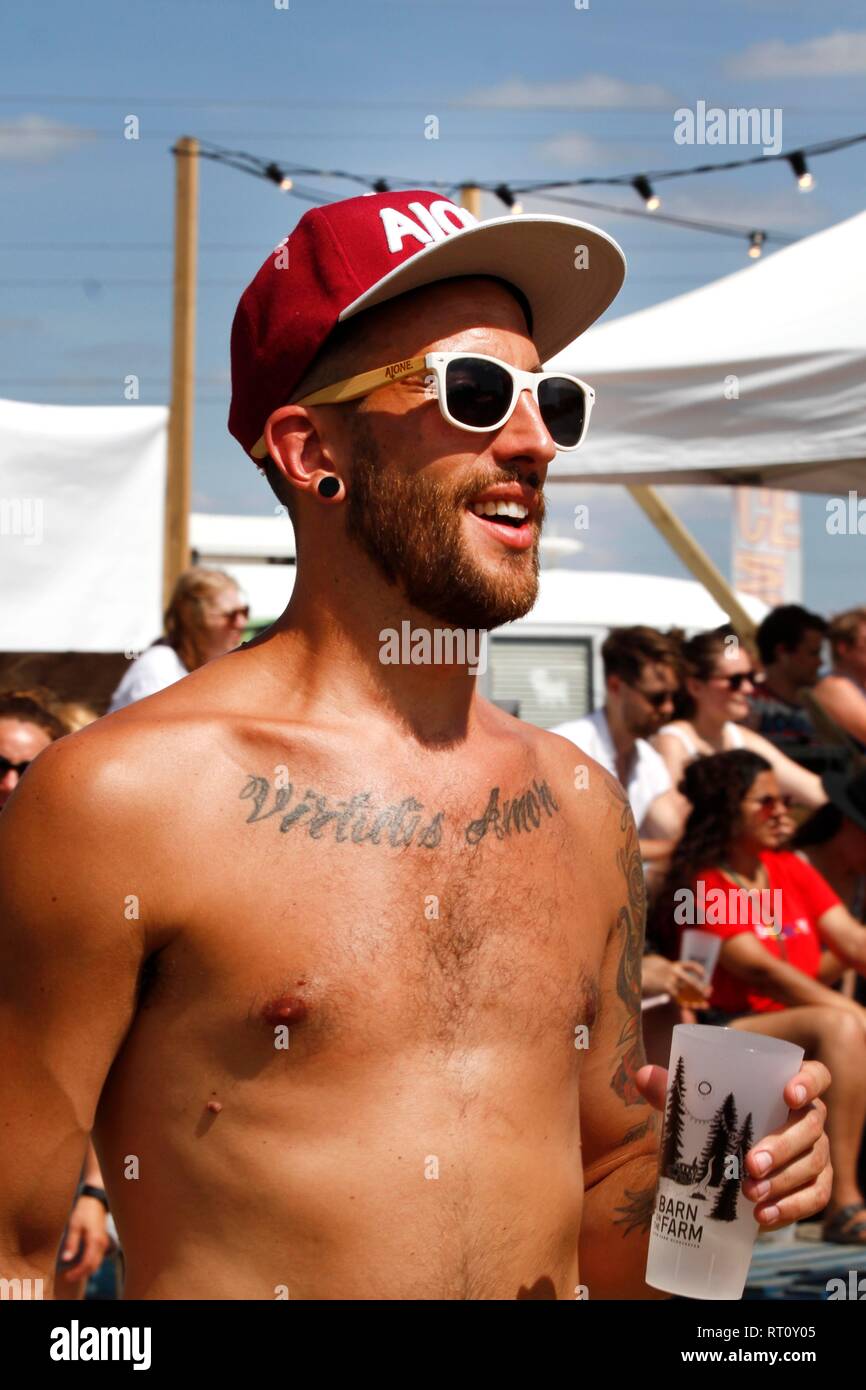 Occhiali da sole e crema solare essenziali al fienile sulla fattoria festival, al di sopra di fattoria, vicino a Gloucester, questo fine settimana. 7 luglio 2018 foto da Andrew Hig Foto Stock
