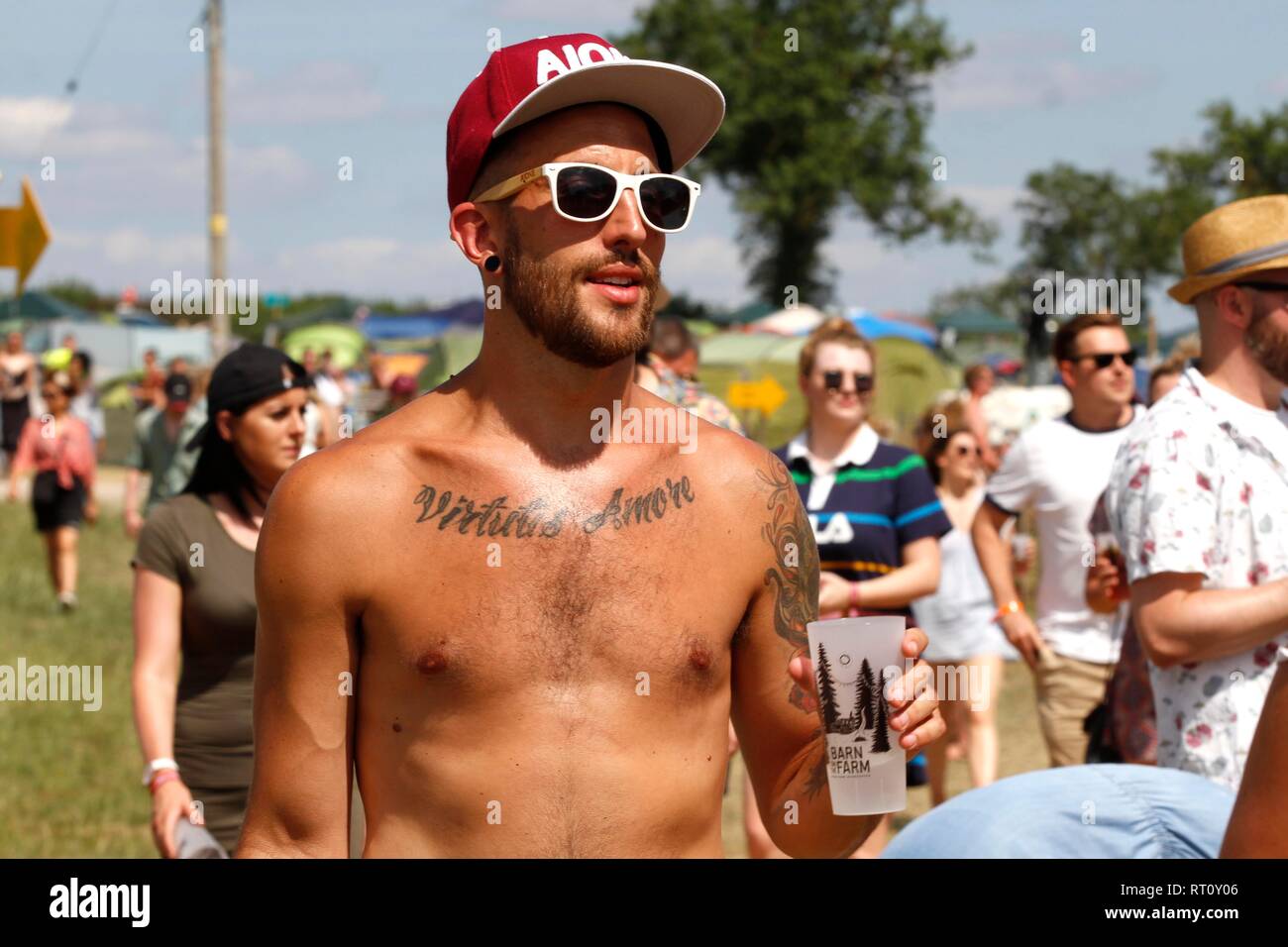 Occhiali da sole e crema solare essenziali al fienile sulla fattoria festival, al di sopra di fattoria, vicino a Gloucester, questo fine settimana. 7 luglio 2018 foto da Andrew Hig Foto Stock