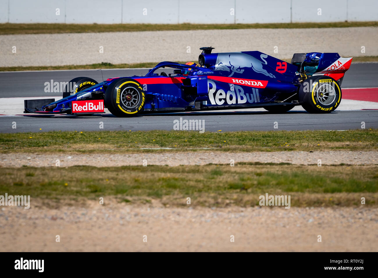 Alex Albon della Scuderia Toro Rosso Honda durante il primo viaggio della seconda settimana di test F1 giorni nel circuito di Montmelò. Foto Stock