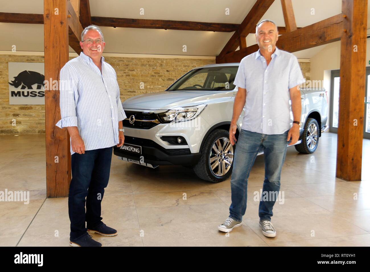 Nick Laird, SsangYong's UK Managing Director, e Jim Tyrrell, Presidente del Regno Unito, con il nuovo Musso Saracen. Foto Stock