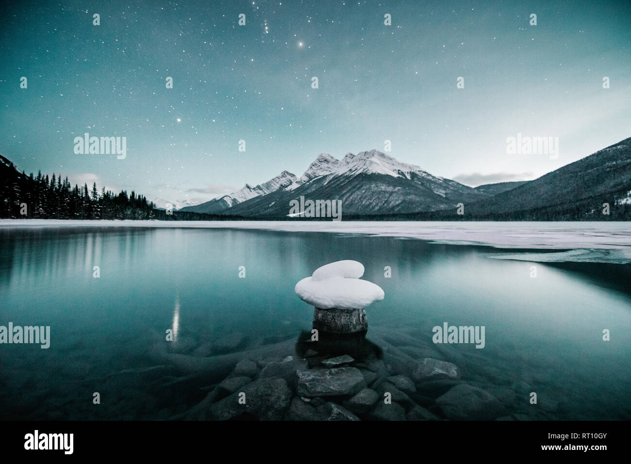 Laghi a spruzzo in una notte d'inverno vicino a Canmore, Alberta Canada Foto Stock